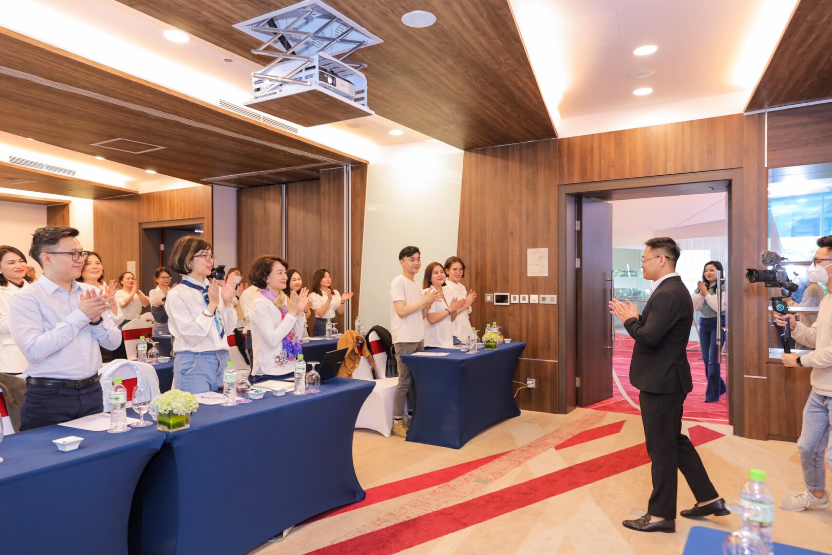 Đào tạo chuyên môn, kỹ năng:  100% nhân sự HaMo được đào tạo hàng tháng, hàng quý và hàng năm với chương trình, nội dung phong phú, phù hợp với từng nhu cầu của cá nhân, phòng ban.